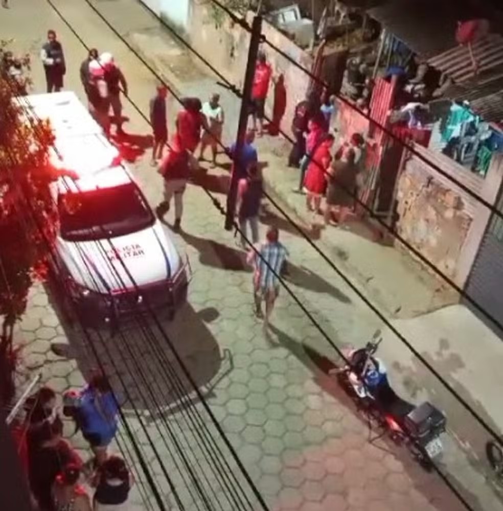 Atiradores invadiram a casa atirando contra o pai do bebê