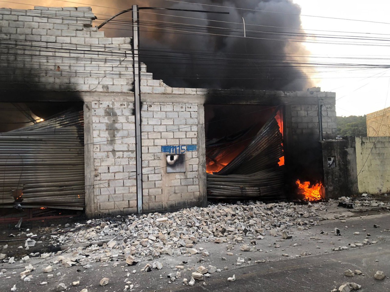 Parte da estrutura do galpão desabou com incêndio