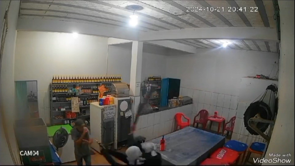 Video mostra momento que suspeitos dão paulada na cabeça da vítima