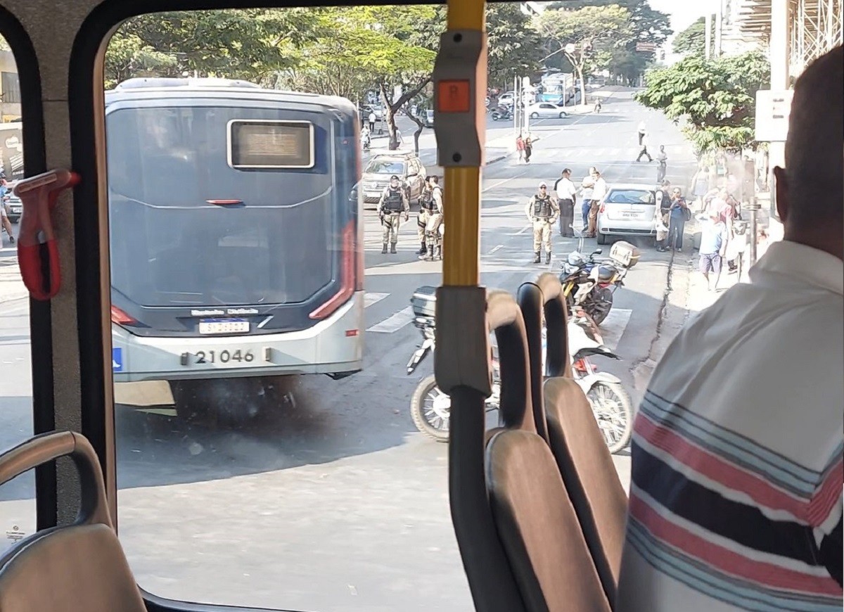 Acidente aconteceu no cruzamento da avenida Amazonas com a rua Curitiba, no Centro
