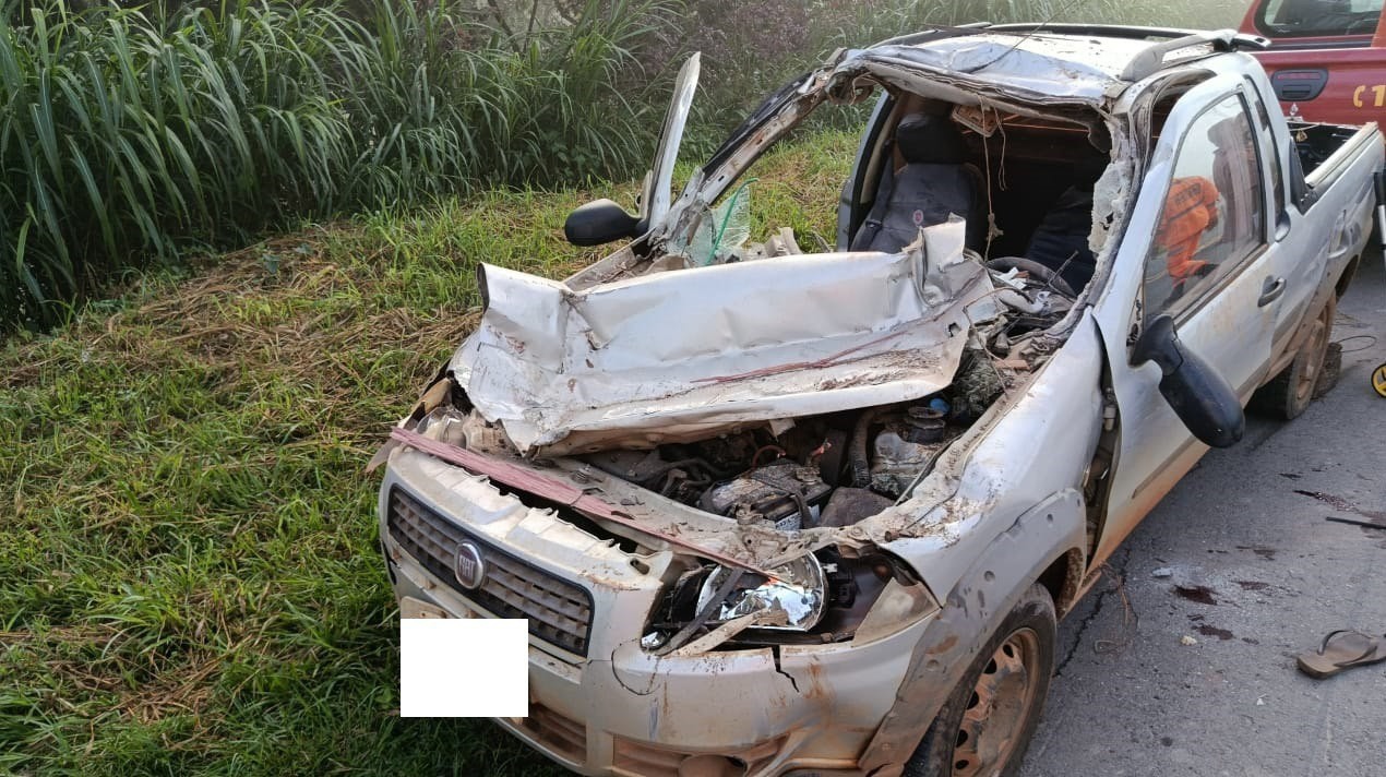 Caminhonete ficou destruída após colisão; condutor do veículo era um idoso que acabou falecendo