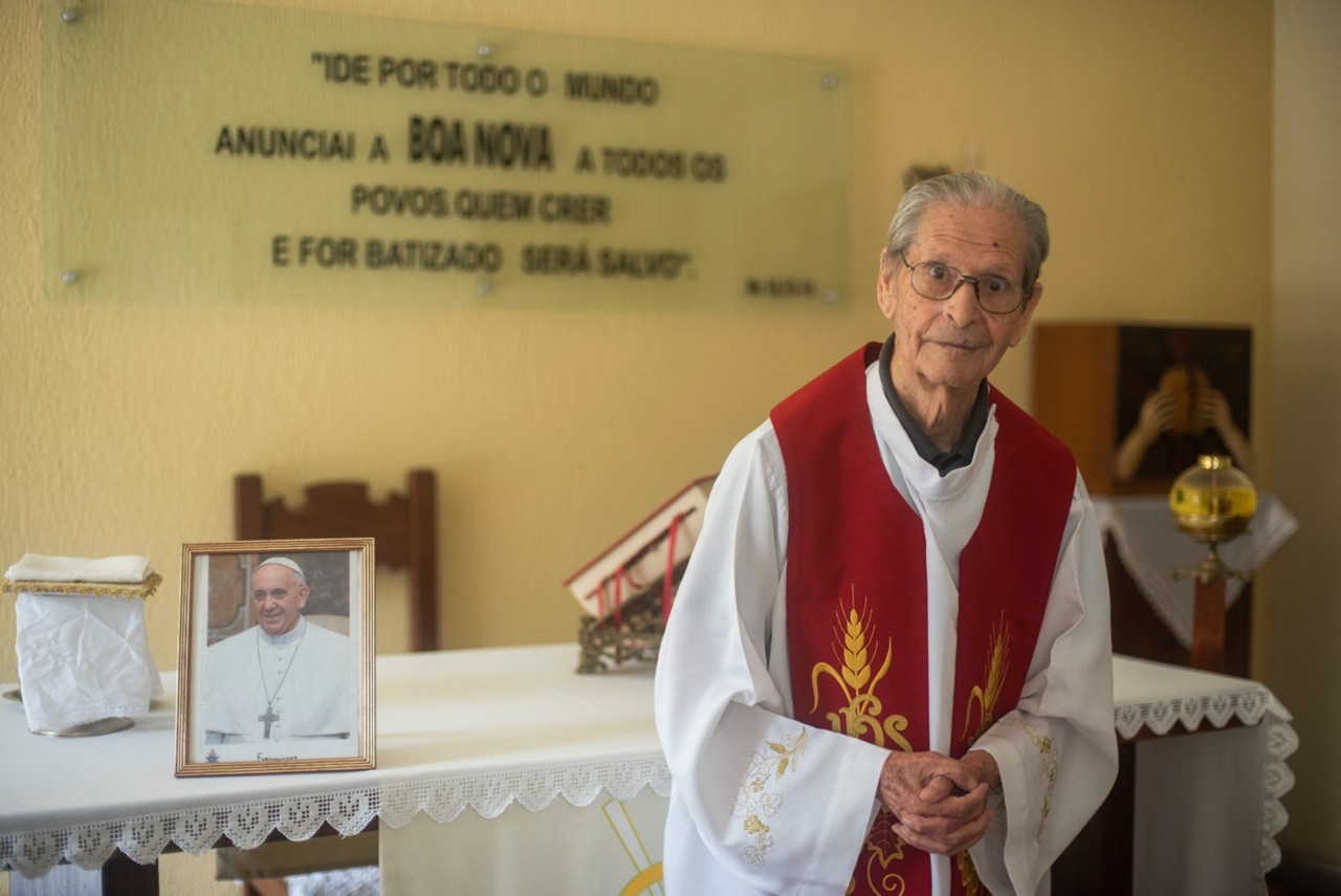 Aos 99 anos, padre Aníbal dos Anjos é o mais velho da Arquidiocese de BH e testemunha viva da queda vocacional 