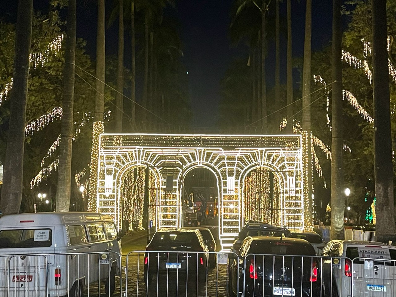 Testes da iluminação de natal ocorrem nesta quinta-feira e inauguração na sexta-feira (29) com shows e apresentações