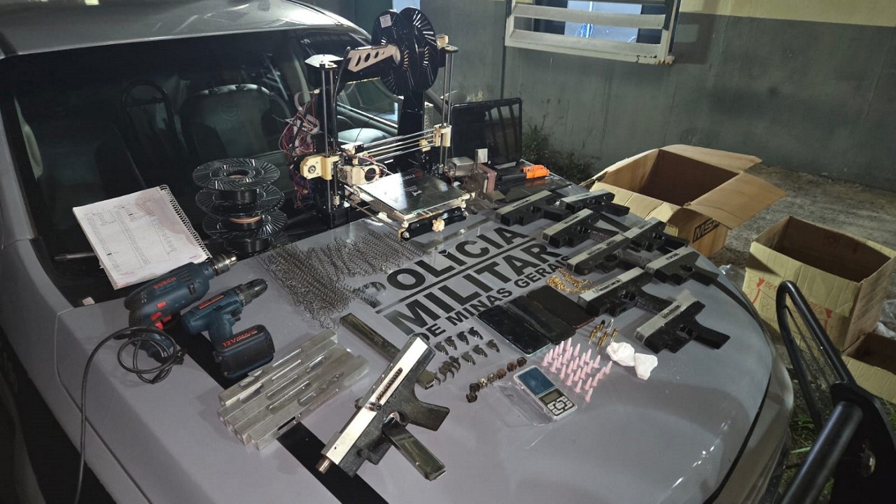 Diversas armas, drogas e uma impressora 3D foram apreendidas