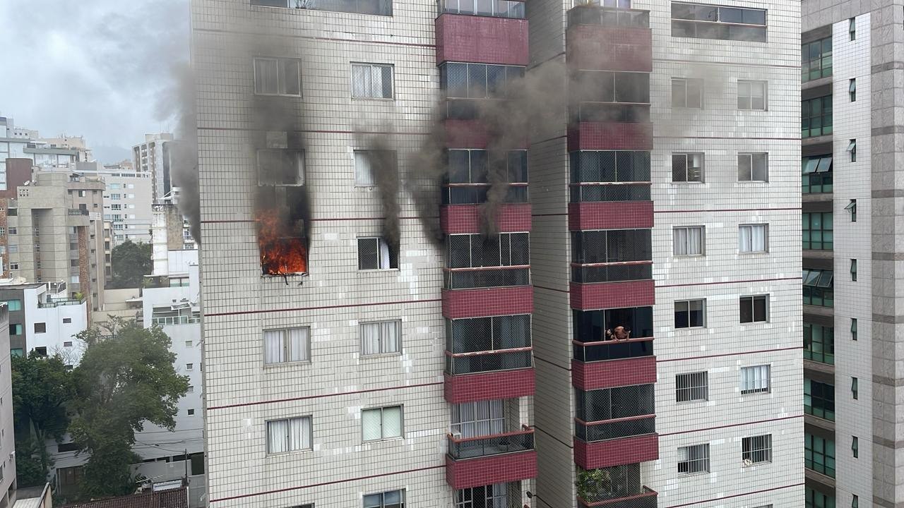 Incêndio atingiu apartamento na rua Andaluzita, próximo à avenida do Contorno