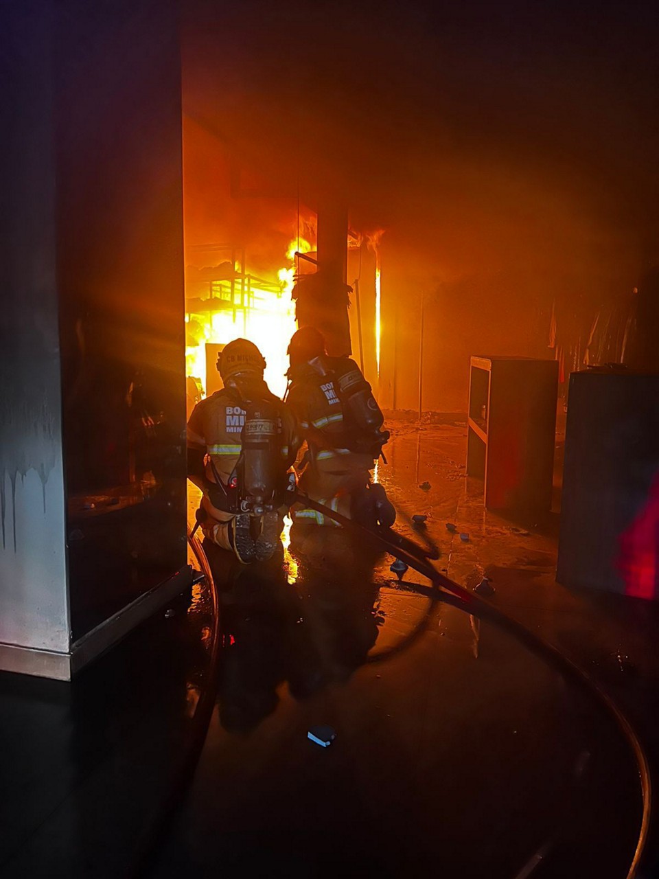Bombeiros estão há horas combatendo o fogo 