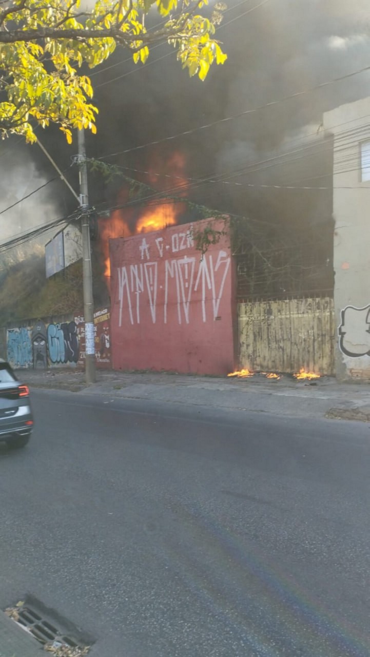 O galpão está localizado na Avenida Barão Homem de Melo, no bairro Jardim América