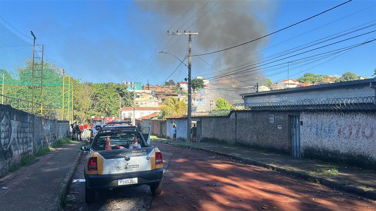 Há grande quantidade de fumaça preta saindo do galpão