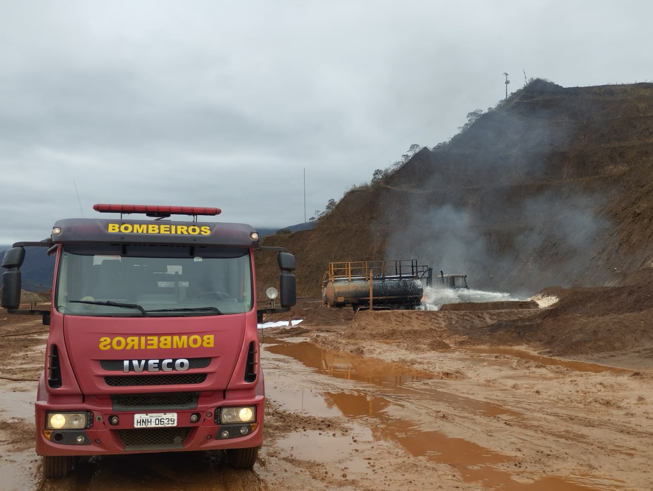 Corpo de Bombeiros levou quatro horas para controlar incêndio em veículo carregado com diesel