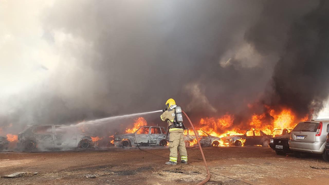 Treze bombeiros participaram dos trabalhos de combate ao incêndio