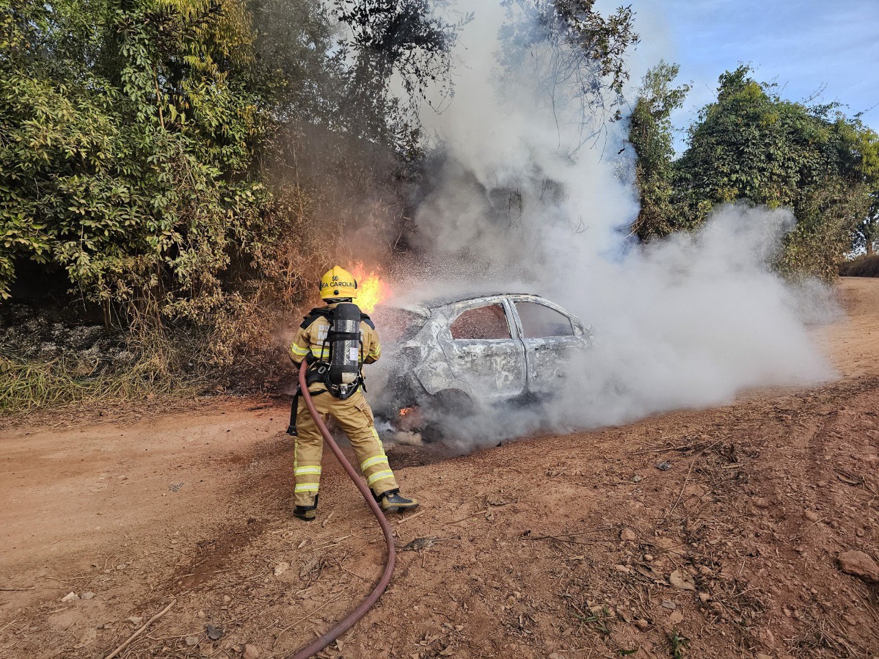 Após a extinção das chamas, foram feitos o rescaldo e a inspeção da área, garantindo a eliminação dos focos