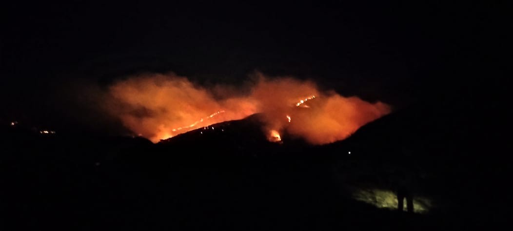 Incêndio destrói a vegetação da Serra do Cipó, em Santana do Riacho  