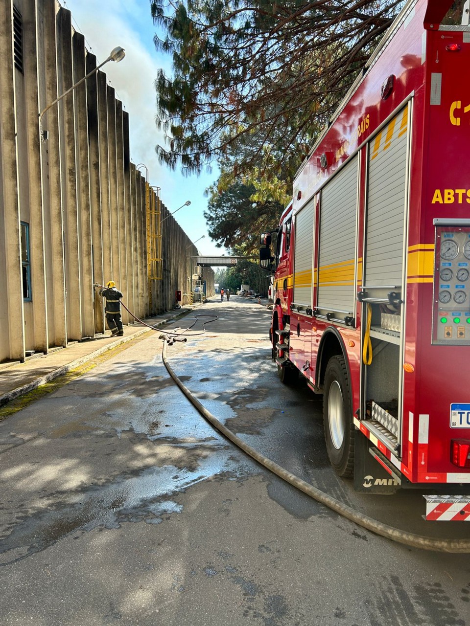 O incêndio atingiu vários materiais e parte da estrutura do galpão, de acordo com o Corpo de Bombeiros