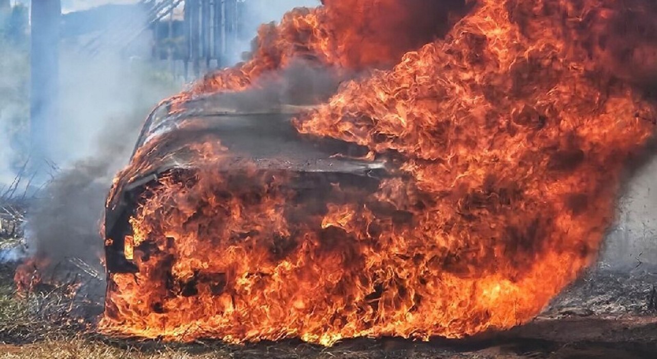Um veículo Honda Civic ficou completamente destruído em incêndio na cidade de Patos de Minas