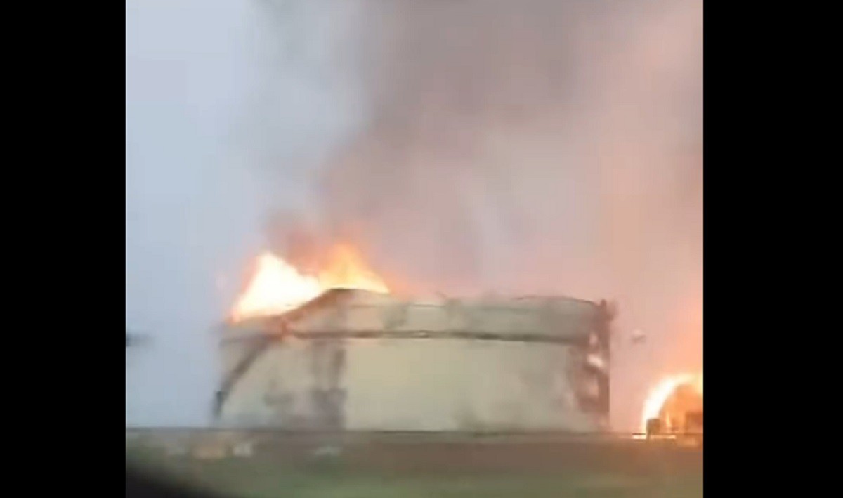 Pelo menos dois tanques de combustível se incendiaram no incidente