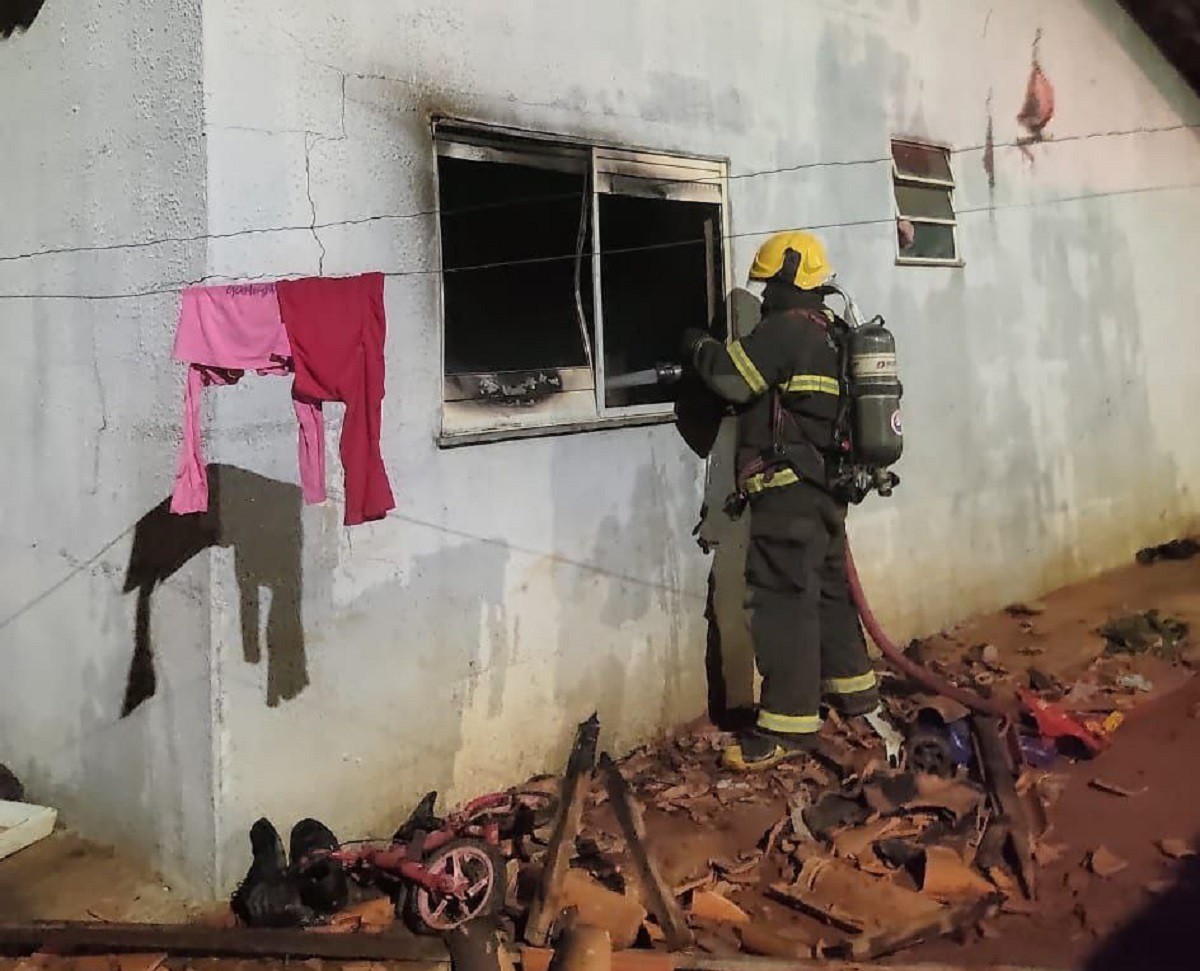 Crianças foram retiradas por vizinhos, em estado grave, que quebraram a janela do quarto