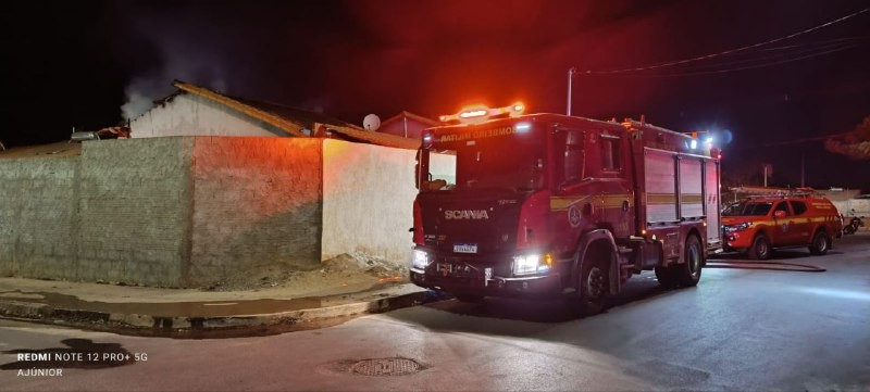 Bombeiros conseguiram retirar moradores com vida, porém, menininha não resistiu