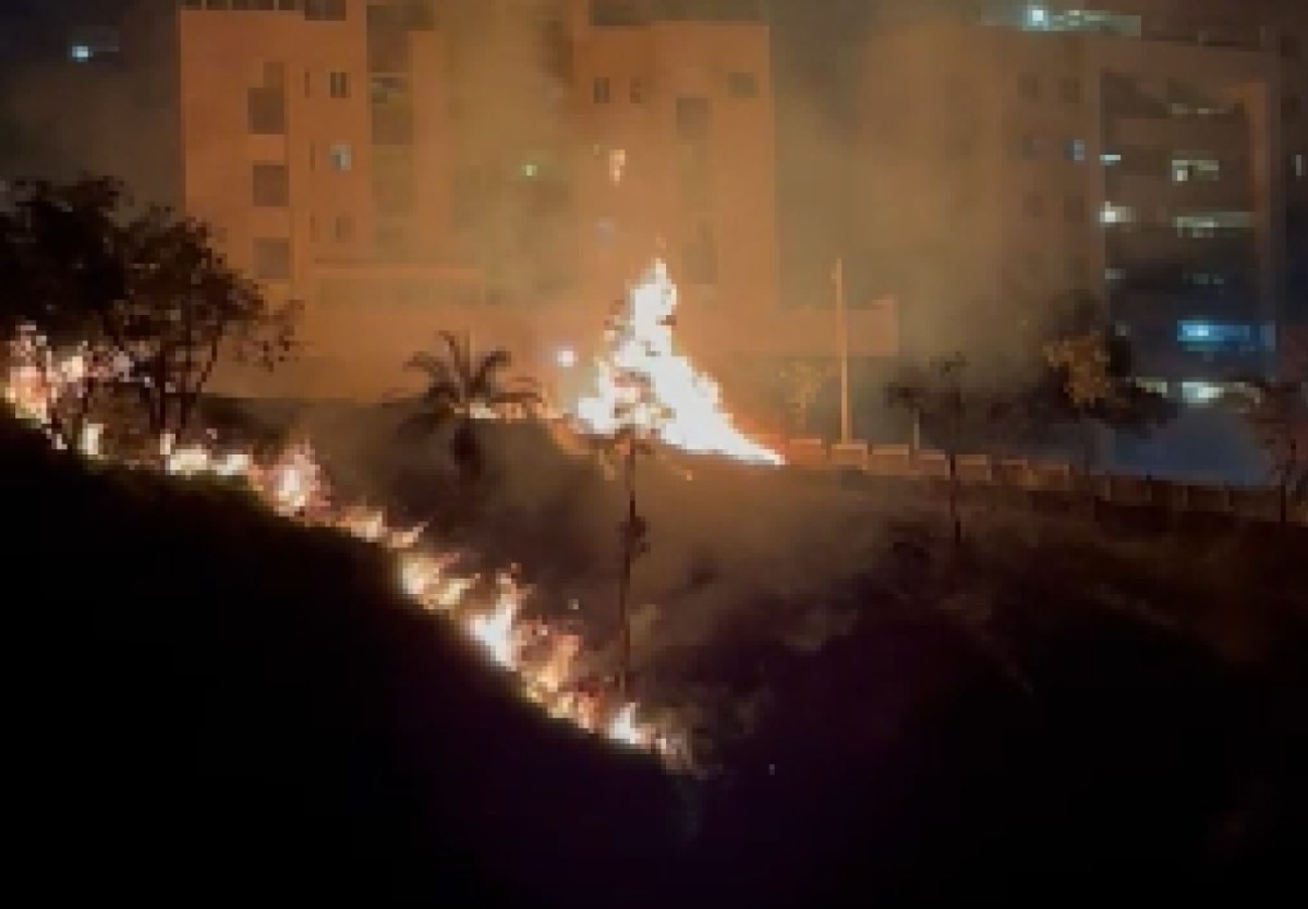 Chamas se alastraram em um terreno baldio na avenida Senador José Augusto, no Buritis, Região Oeste, no início da noite deste domingo (6/7)