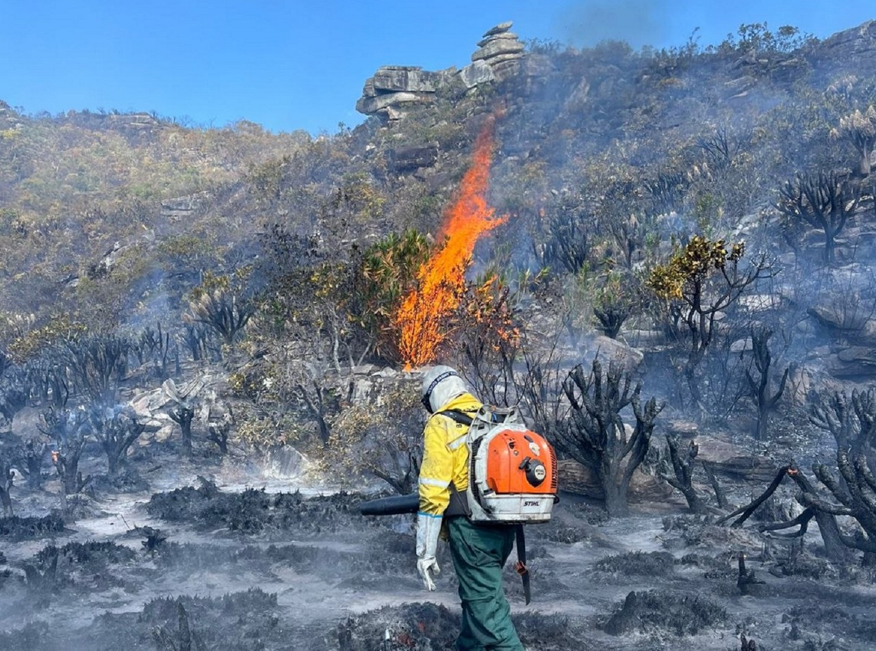 Fogo está consumindo a vegetação na serra, localizada a poucas horas de BH
