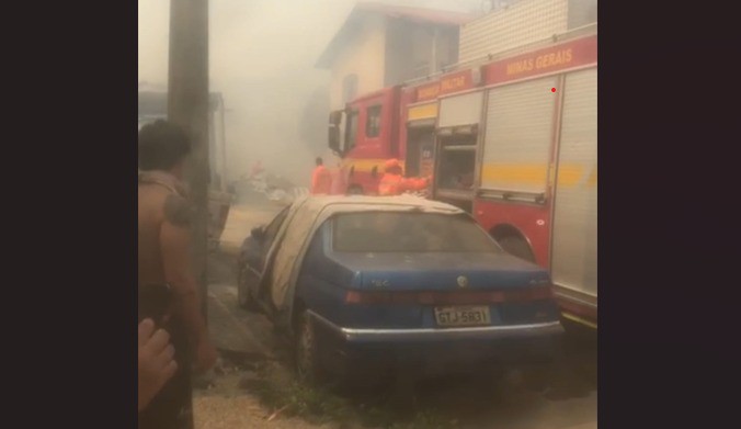 O Corpo de Bombeiros foi acionado e controlou as chamas.