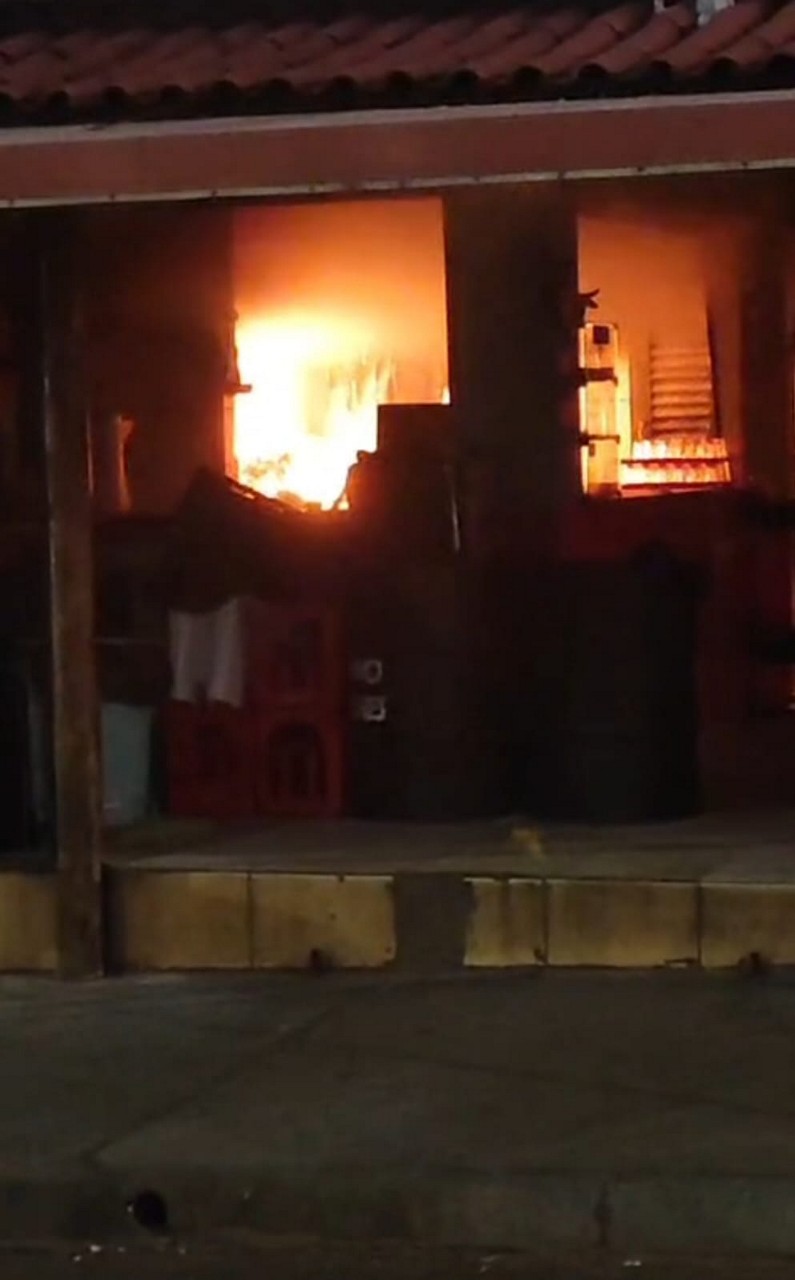 As chamas tiveram início na cozinha. Após atingir os botijões, o fogo foi potencializado. Contudo, os bombeiros conseguiram apagar as labaredas