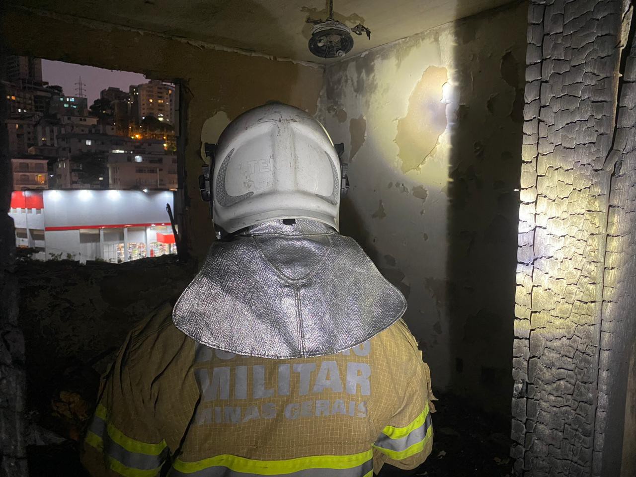 O incêndio ficou concentrado em um cômodo do apartamento. Mas houve danos no 3º, 4º e 5º andares devido a fumaça e calor
