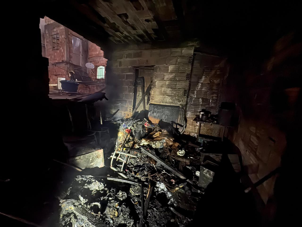 Incêndio destruiu casa no bairro Goiânia, em Belo Horizonte 
