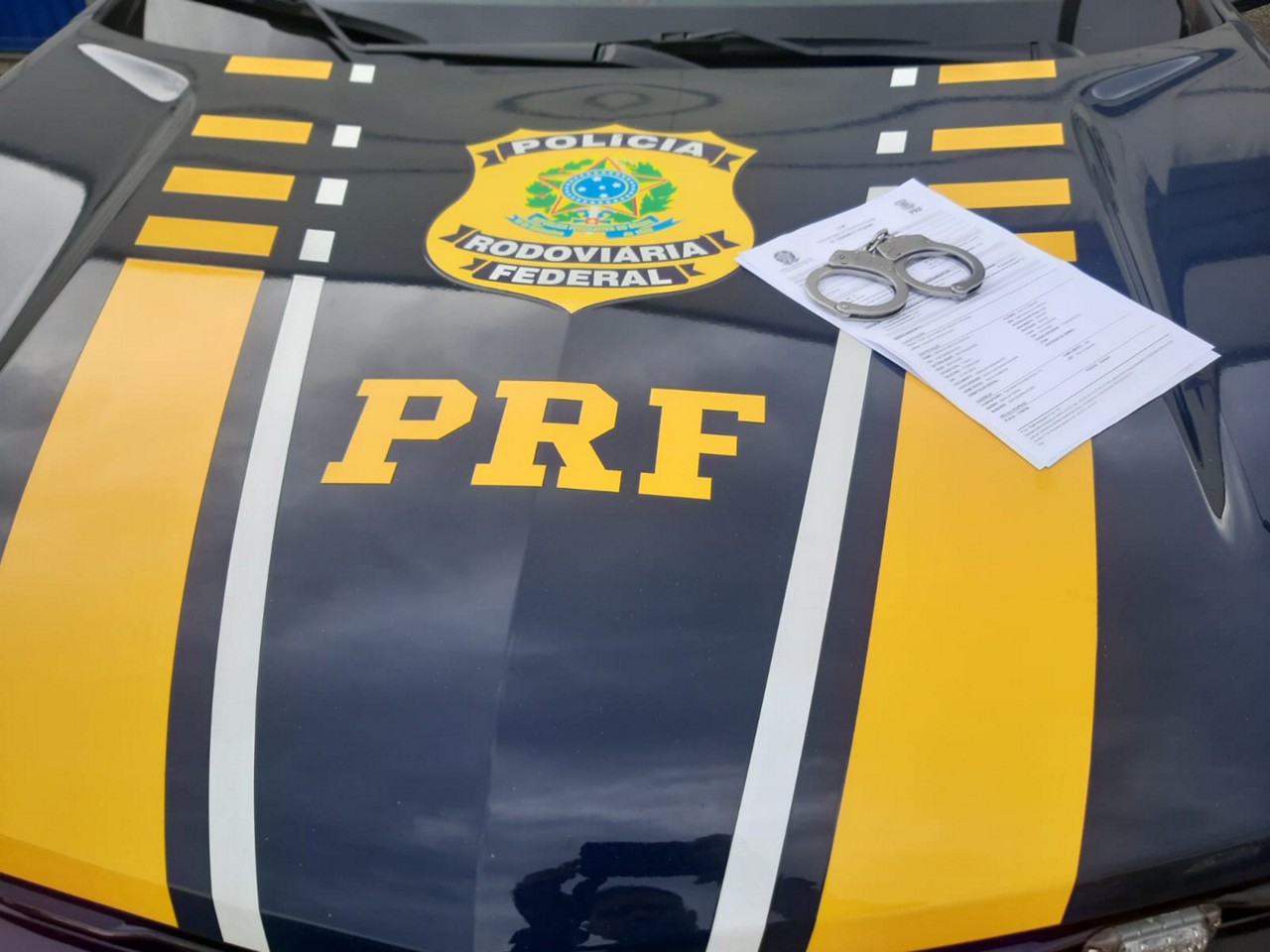 Suspeita foi parada pela PRF no estacionamento de um estabelecimento