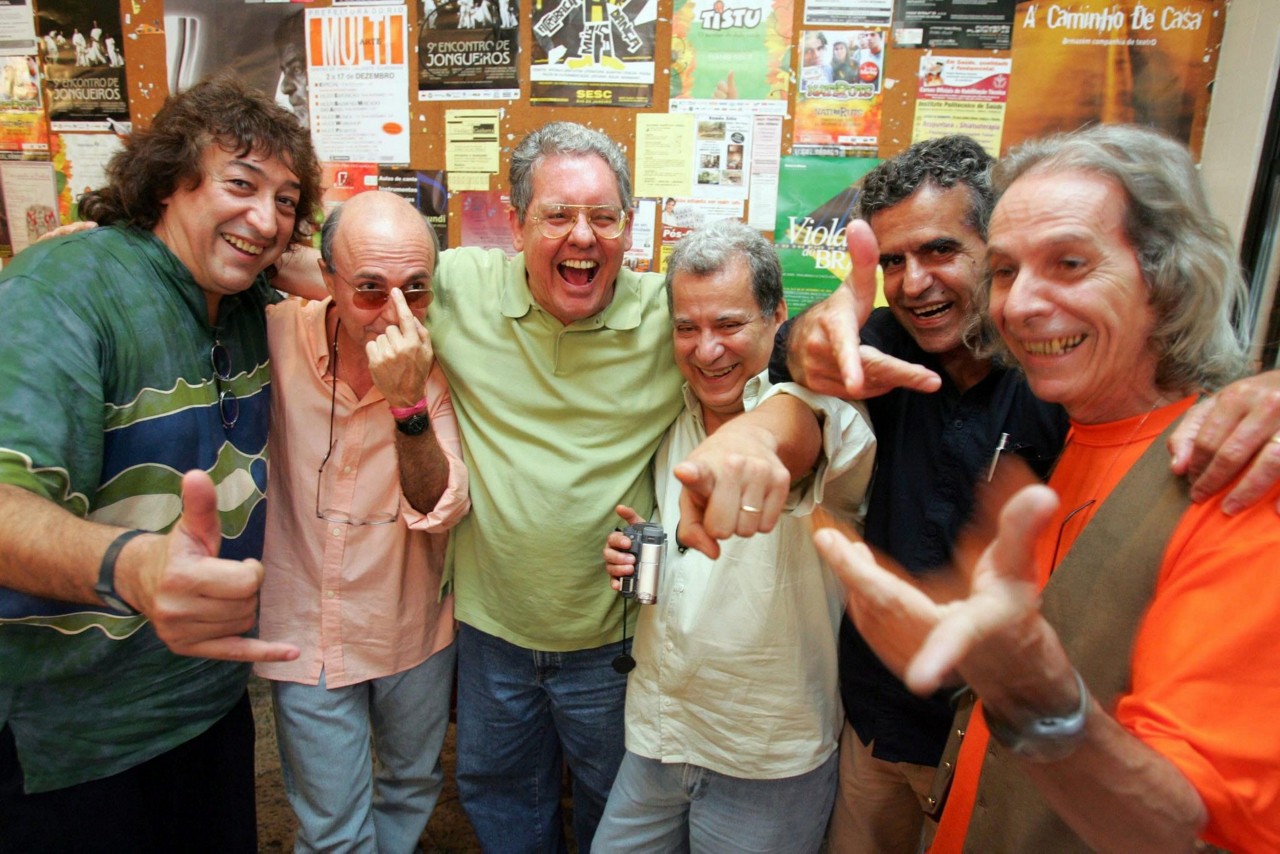 Imagem de integrantes do movimento musical mineiro Clube da Esquina posam no Bar Hipódromo, na Gávea, zona sul do Rio de Janeiro. 