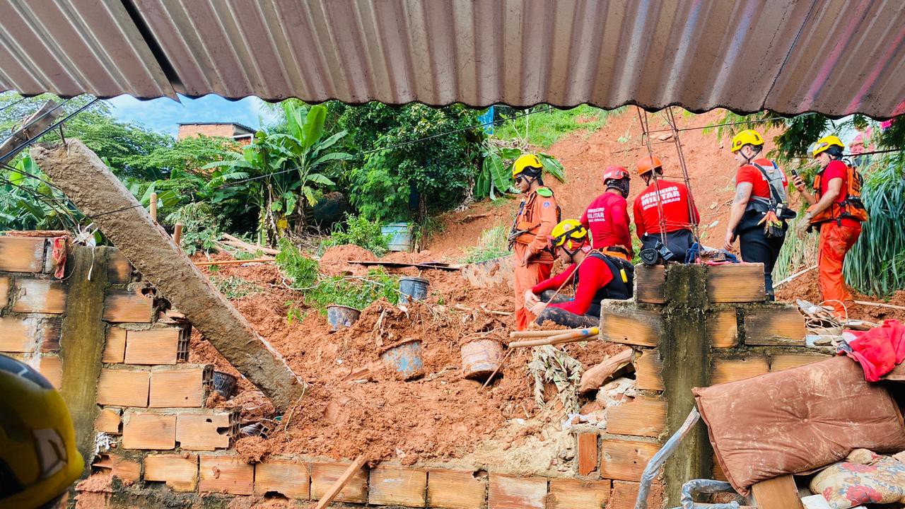 Bombeiros atenderam as ocorrências de deslizamento 