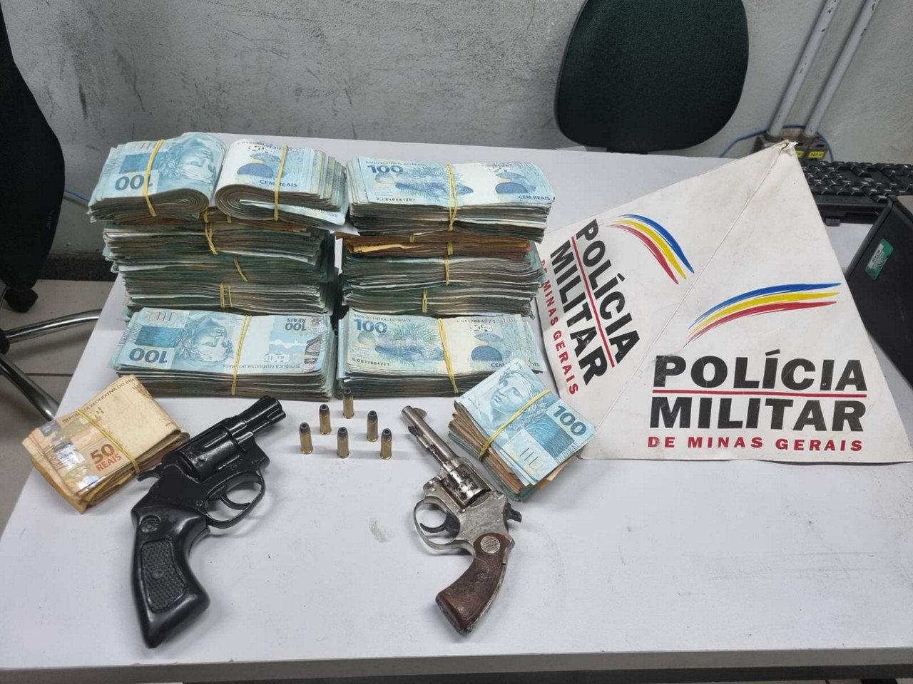 Material apreendido pela polícia 