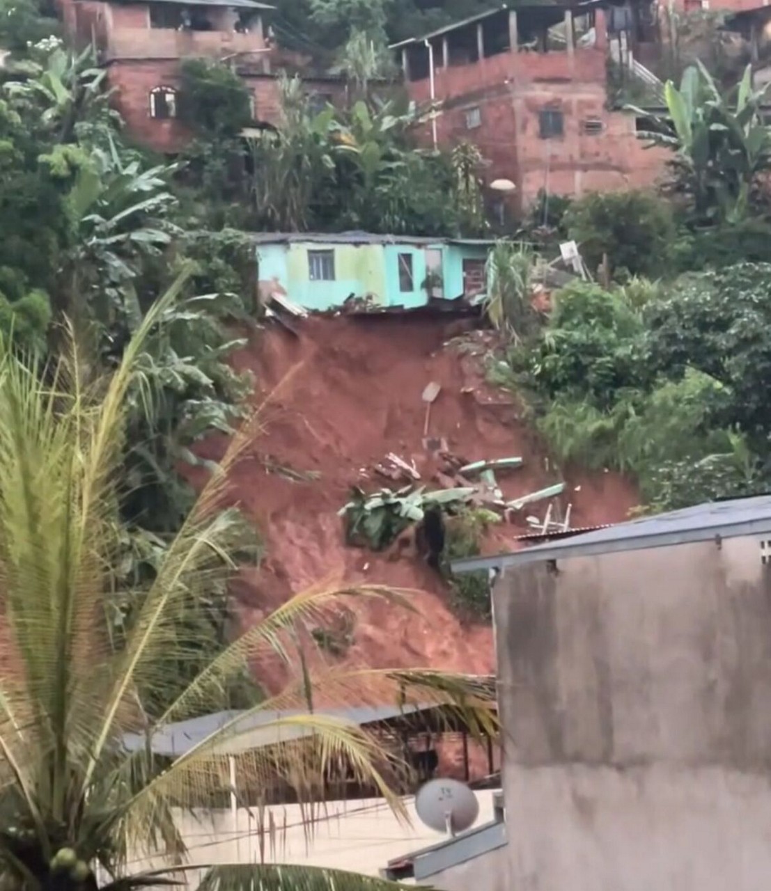Deslizamentos foram registrados no bairro Bethânia, onde três pessoas morreram