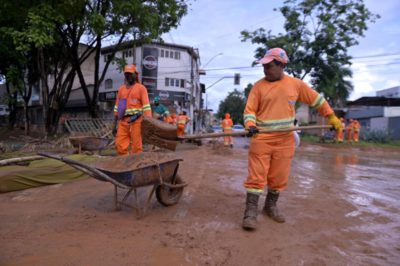 Servidores estão realizando a limpeza nas vias 