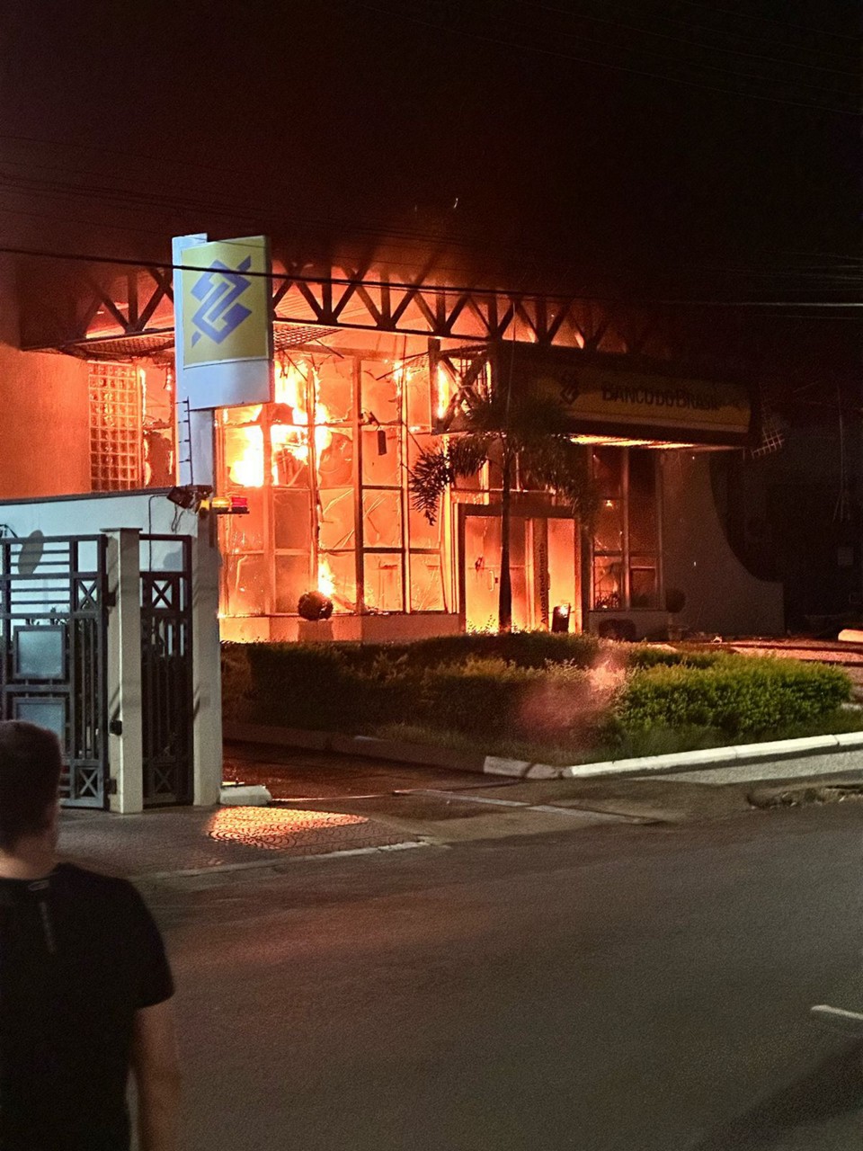 Agência do Banco do Brasil foi tomada pelas chamas em Jacutinga