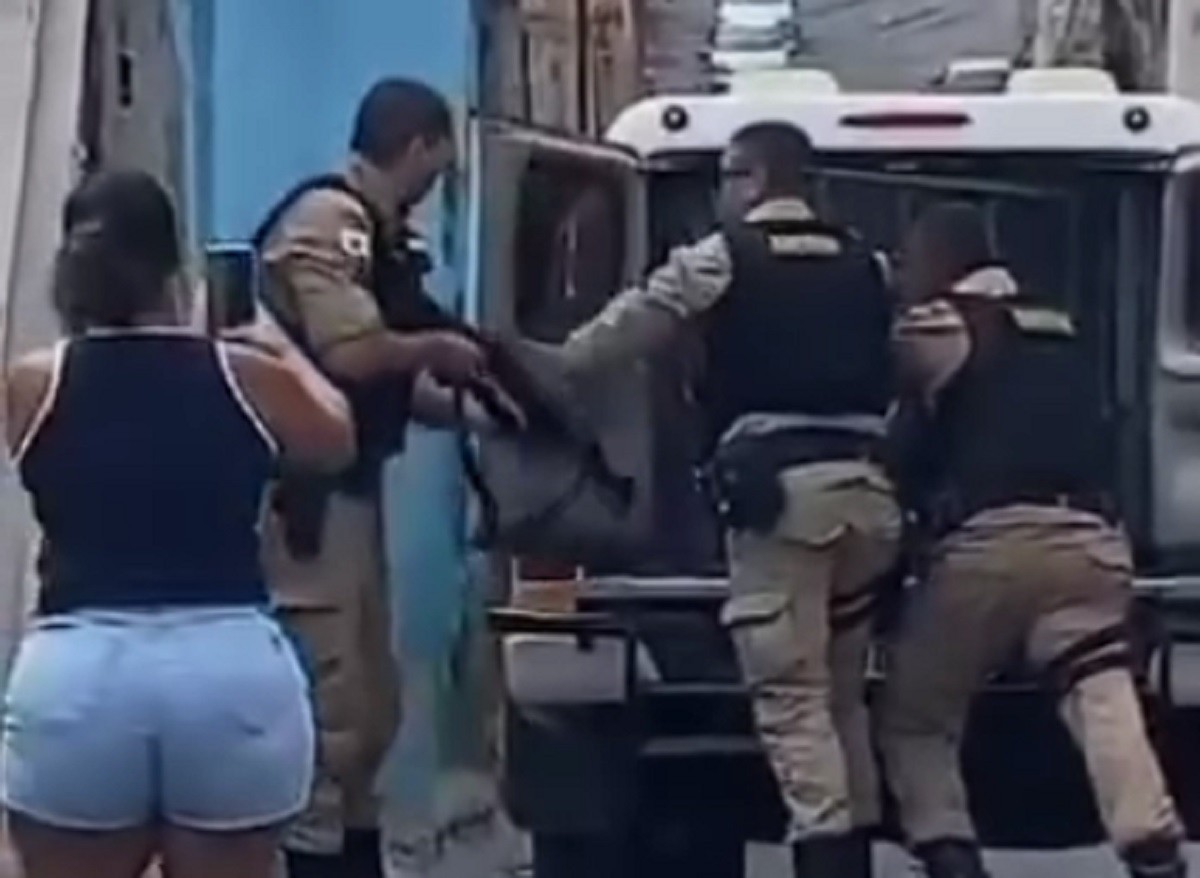 Vídeo mostra momento em que o policial atira contra o suspeito