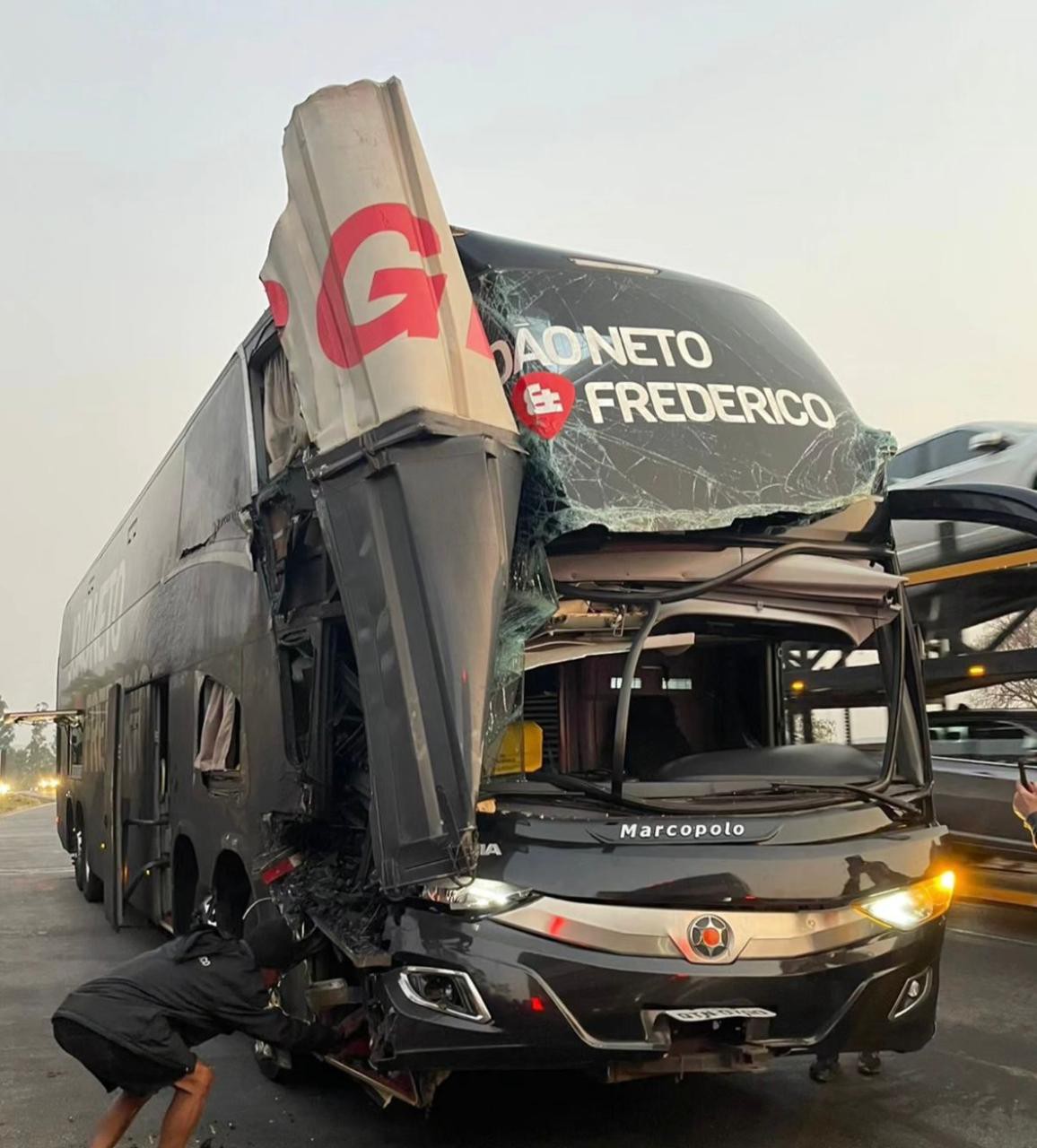 Ainda não há informações se os cantores estavam no ônibus no momento do acidente. 