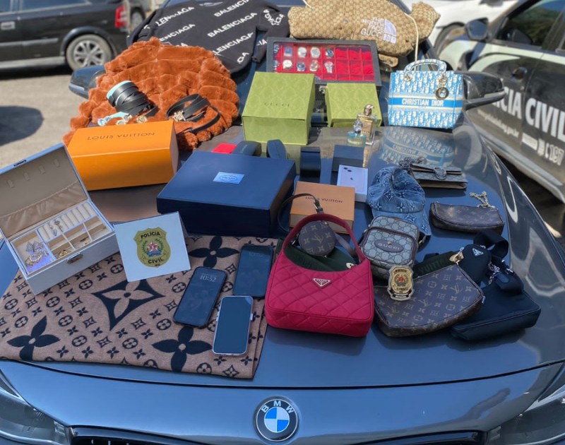 Os policiais apreenderam um veículo de luxo, celulares, um notebook e produtos de grifes internacionais