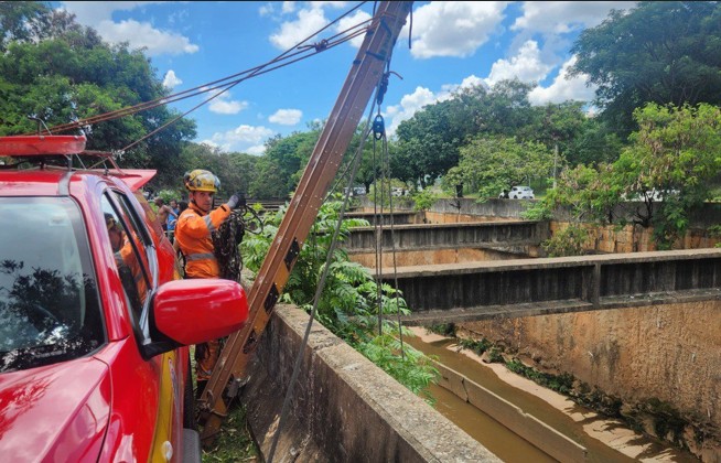 Bombeiros resgataram a jovem que caiu no Rio Arrudas