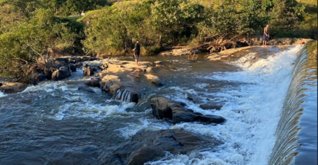 Jovens ficaram presos entre pedras após nível da água subir rapidamente