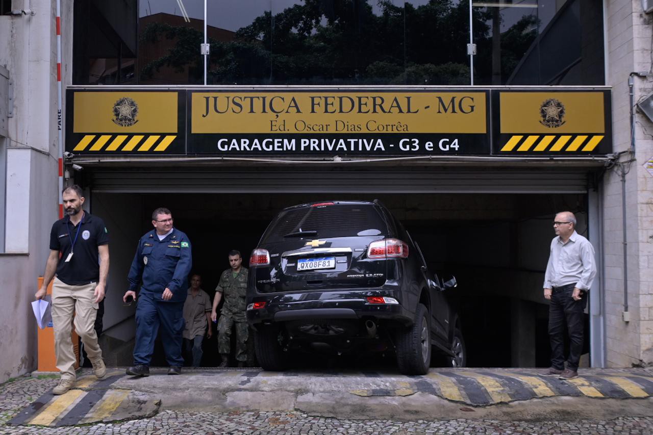 O técnico estava na parte de cima do equipamento quando houve a queda