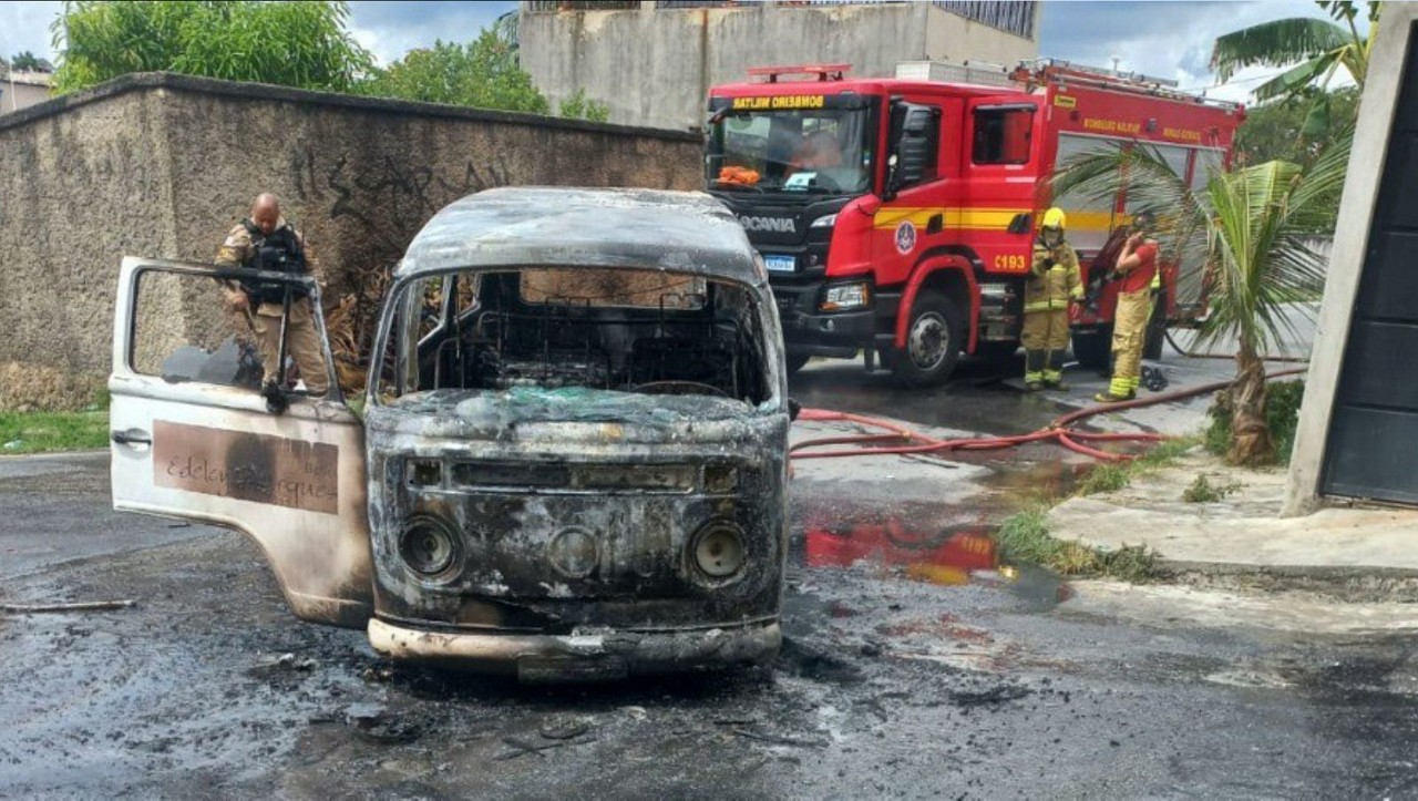 Kombi pegou fogo na manhã deste sábado (5) em Venda Nova
