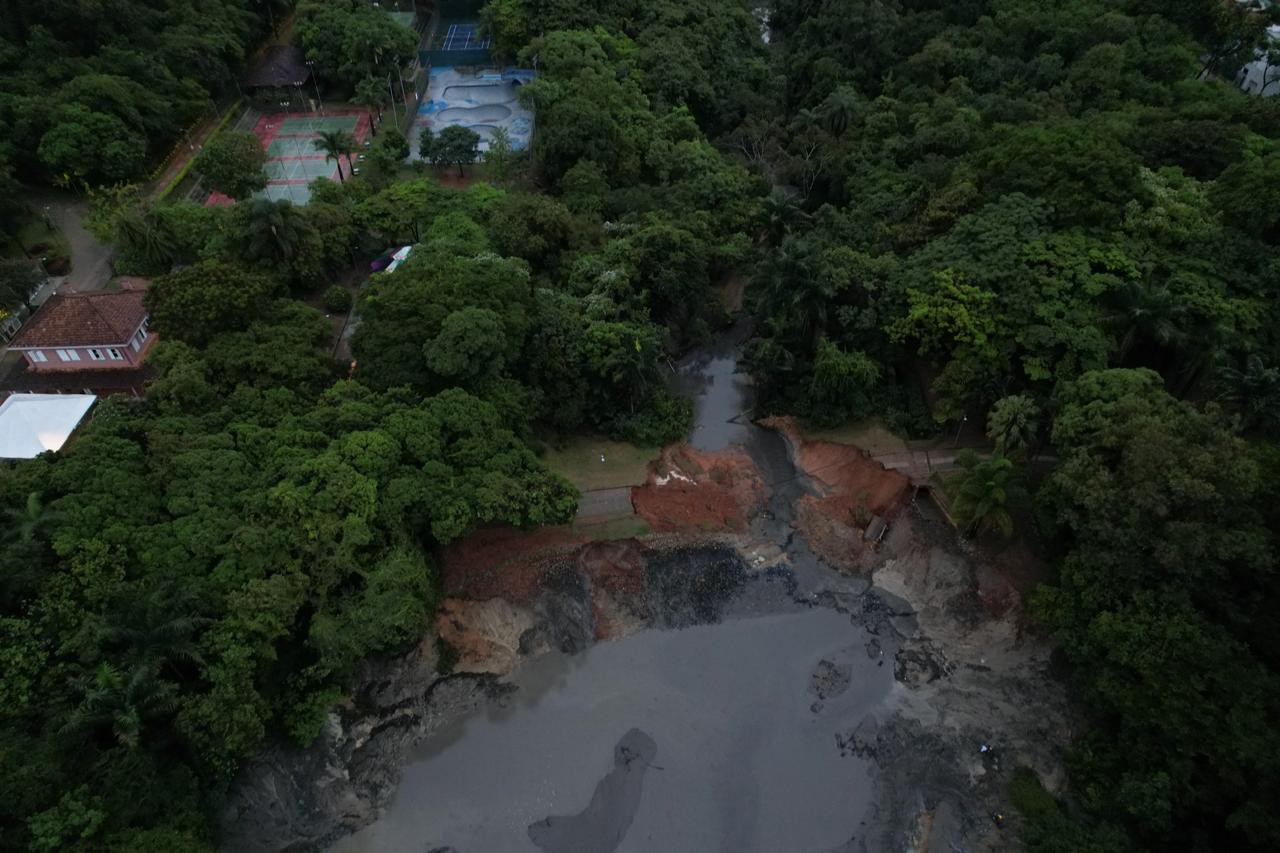 Represa de água no Parque Municipal Fazenda Lagoa do Nado se rompeu durante forte chuva 
