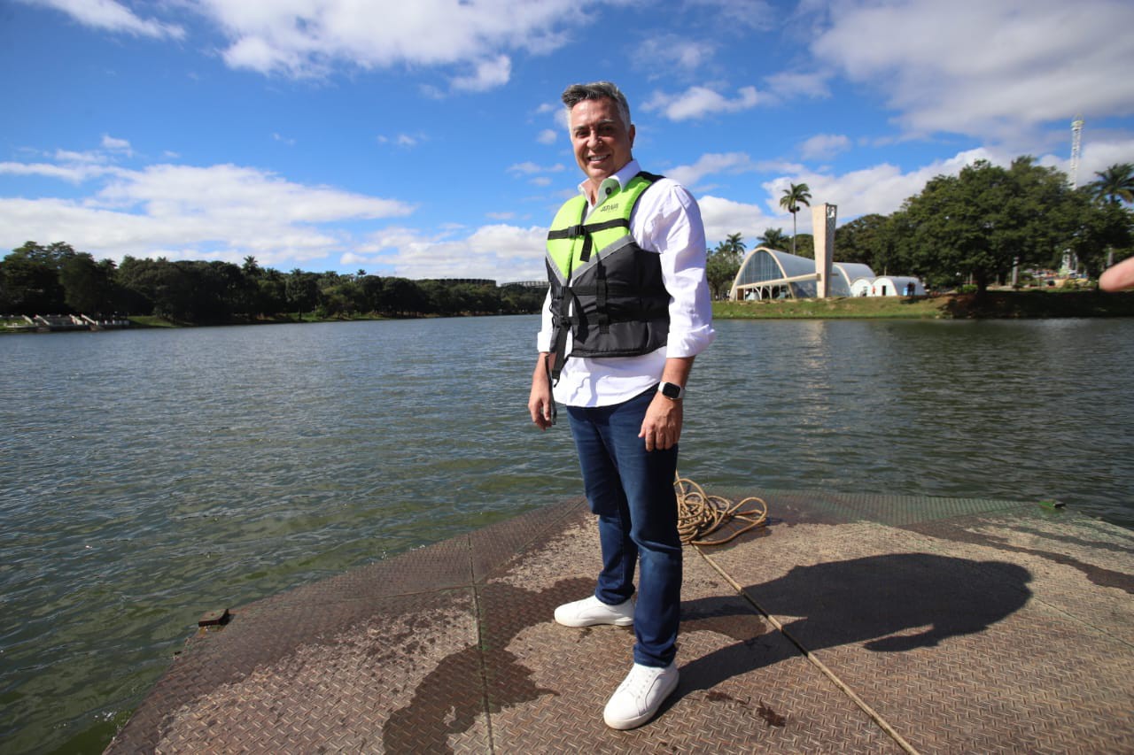 Prefeito navega pela Lagoa da Pampulha