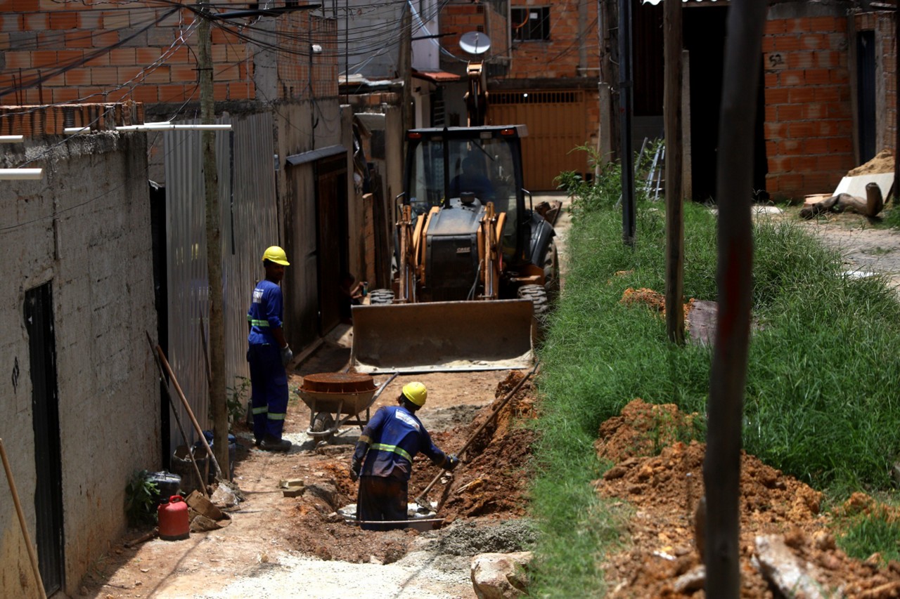 Copasa realiza obras para ligação de esgoto na ocupação Guarani Kaiowá, em Contagem
