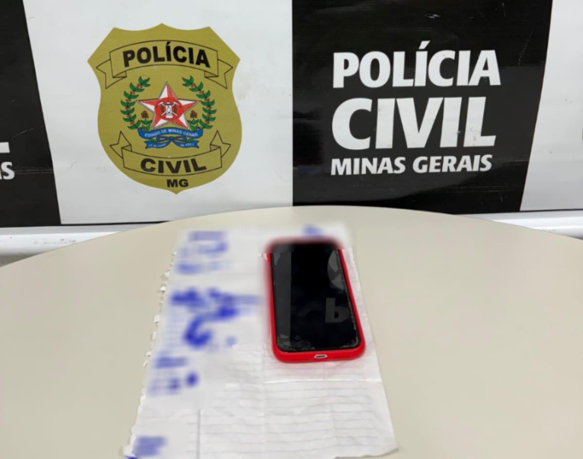 Celular e caderno de anotações apreendidos com o líder do tráfico de drogas em Pedra Azul