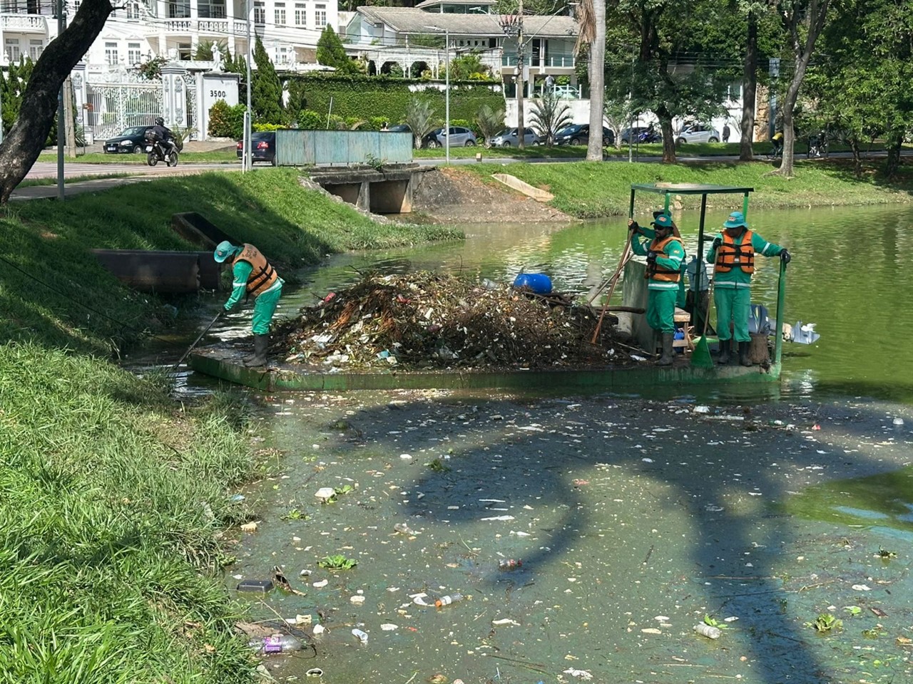 Lixo de todo tipo mobiliza servidores da limpeza