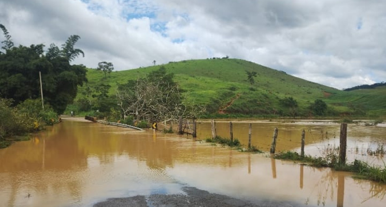 Ponte na LMG-872 liga os municípios de Bicas e Pequeri, na Zona da Mata 