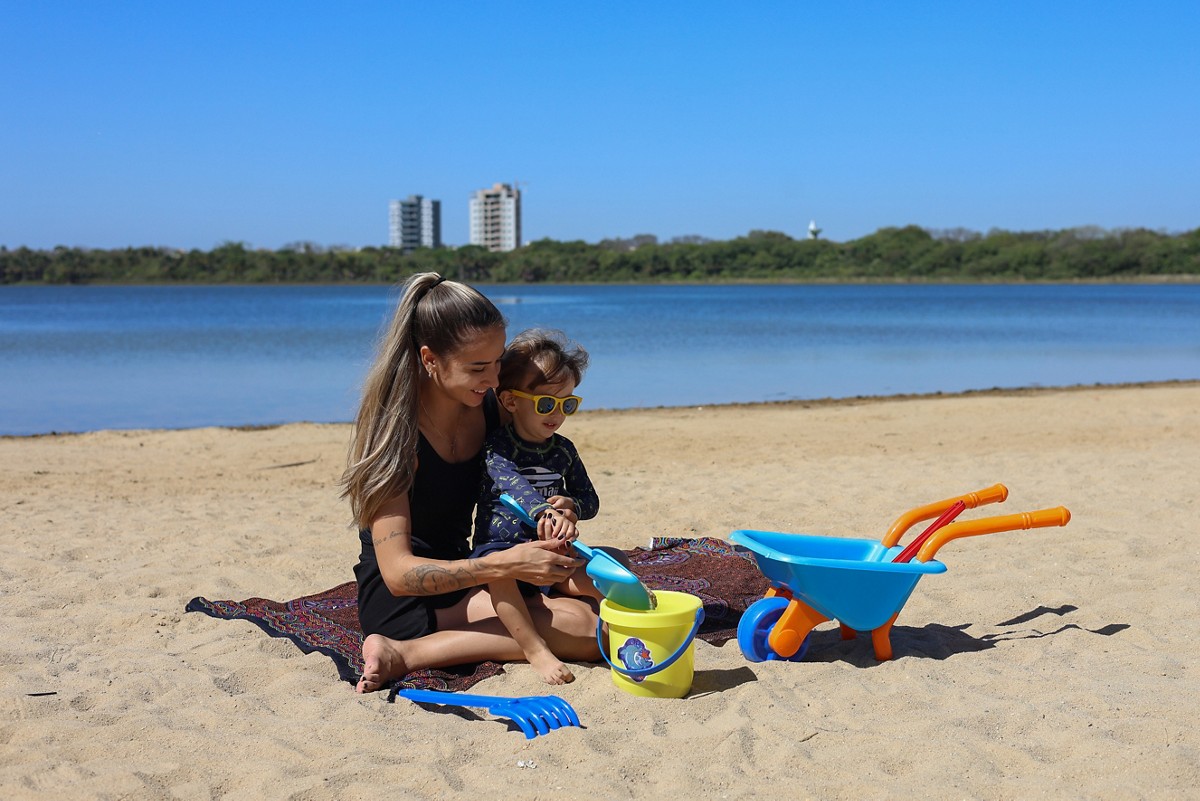 Mãe e filho se divertem em 'praia' em Lagoa da Prata