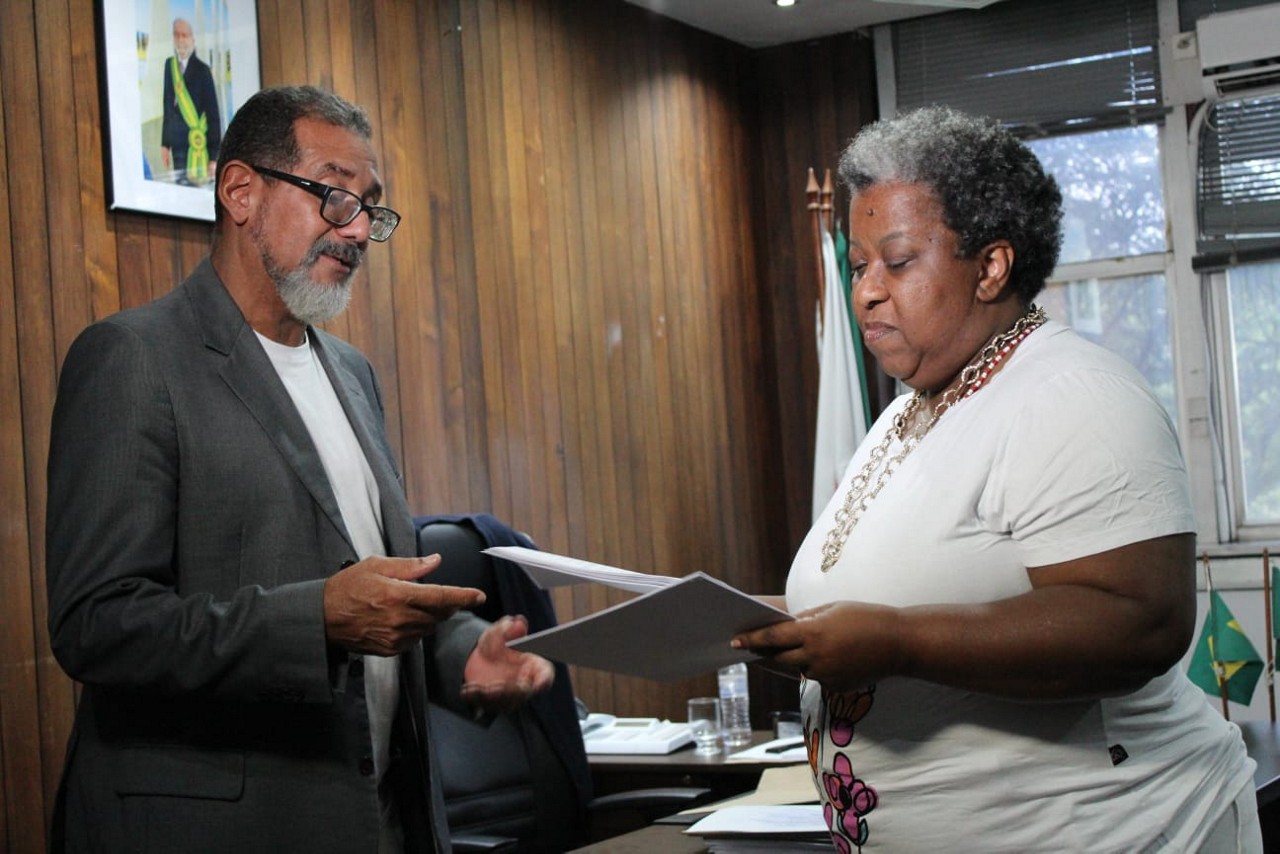 Carlos Calazans entregou a 'lista suja do trabalho escravo' para a ministra Macaé Evaristo 