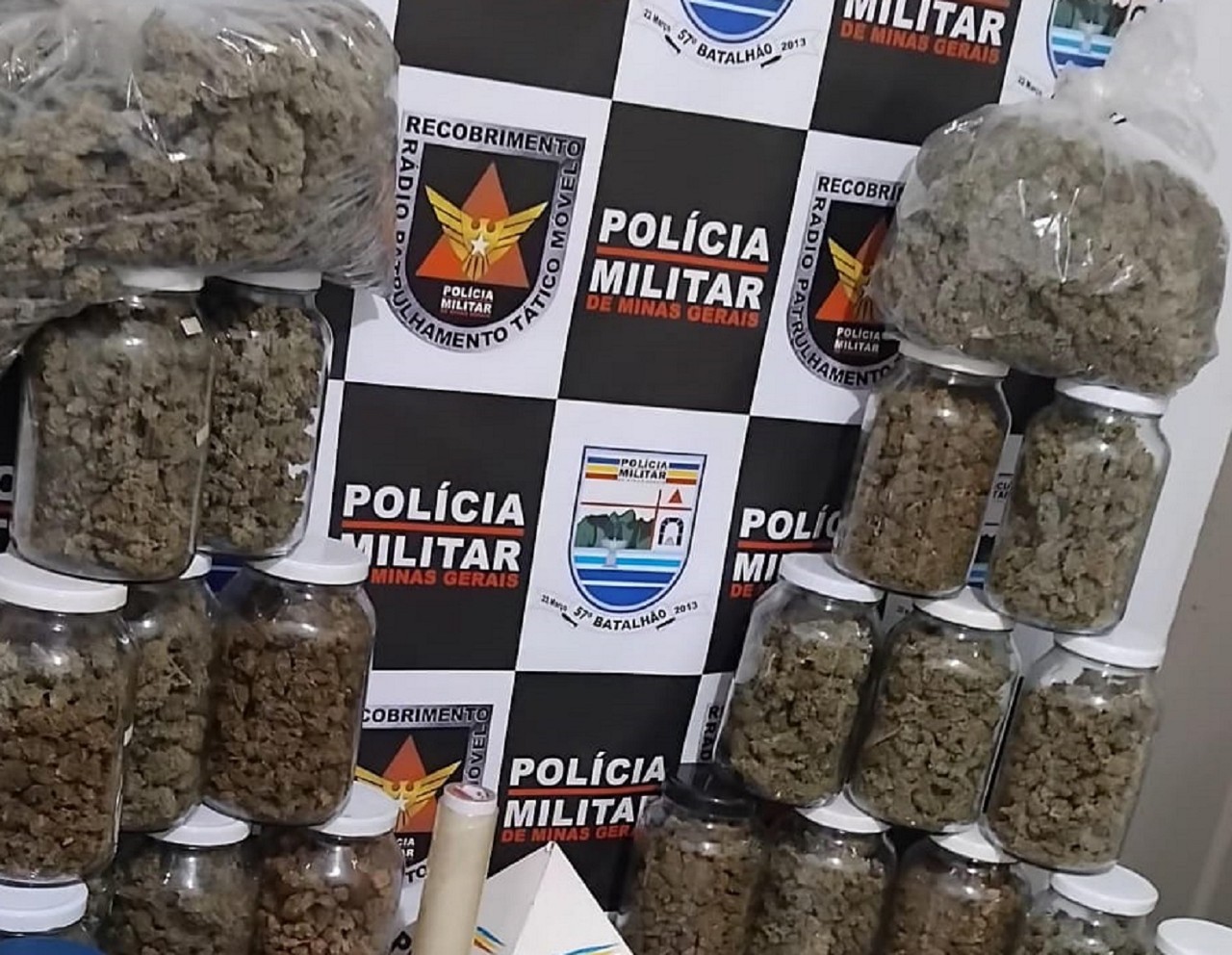 A grande quantidade de flores de maconha foi apreendida com o suspeito